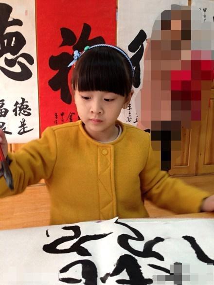 田亮晒与女儿吃饭照 森蝶为爸爸倒饮料