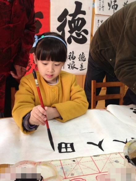 田亮晒与女儿吃饭照 森蝶为爸爸倒饮料