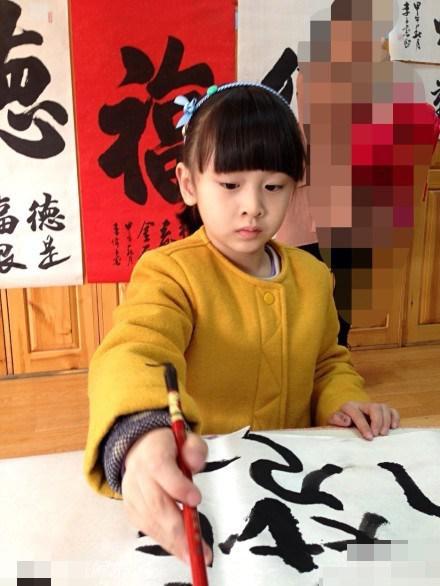 田亮晒与女儿吃饭照 森蝶为爸爸倒饮料