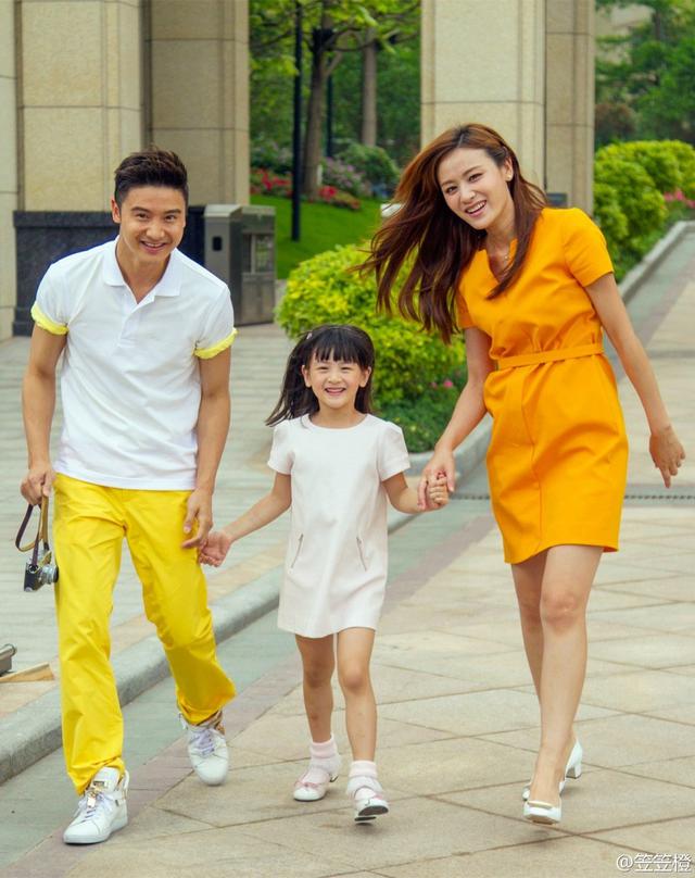 田亮晒与女儿吃饭照 森蝶为爸爸倒饮料