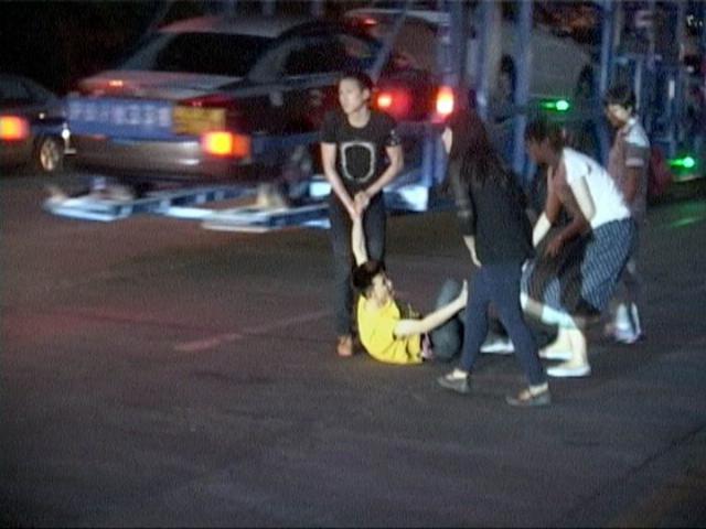 男子冒充贵族骗钱被打