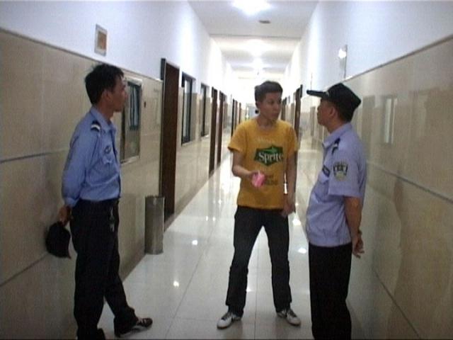 男子冒充贵族骗钱被打