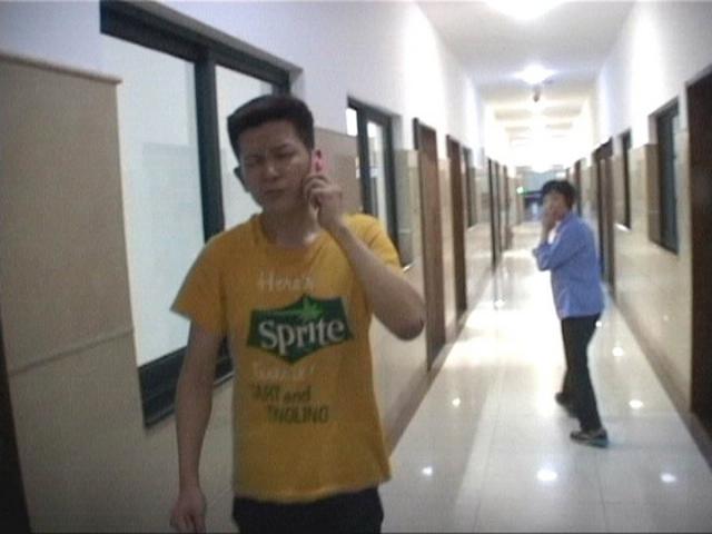 男子冒充贵族骗钱被打