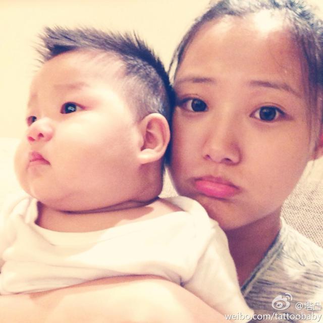 王学兵一家三口亲密照曝光 三婚娇妻童颜靓丽
