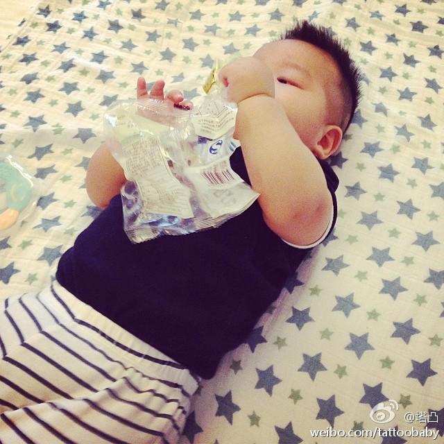 王学兵一家三口亲密照曝光 三婚娇妻童颜靓丽