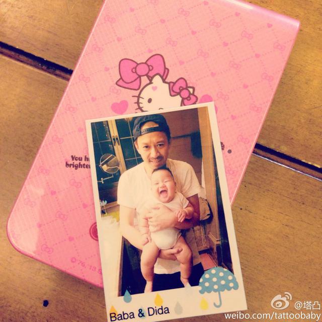 王学兵一家三口亲密照曝光 三婚娇妻童颜靓丽