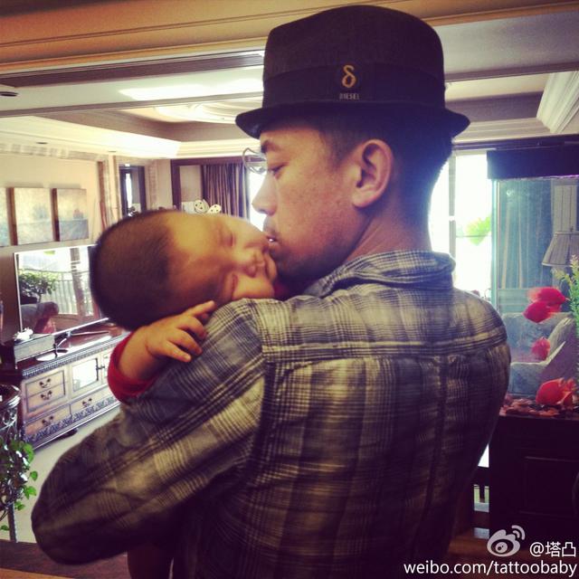王学兵一家三口亲密照曝光 三婚娇妻童颜靓丽