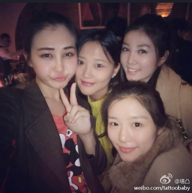 王学兵一家三口亲密照曝光 三婚娇妻童颜靓丽