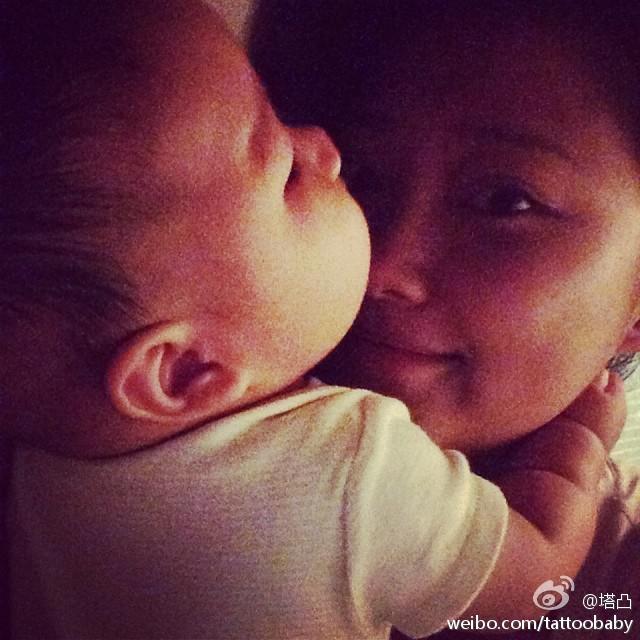 王学兵一家三口亲密照曝光 三婚娇妻童颜靓丽