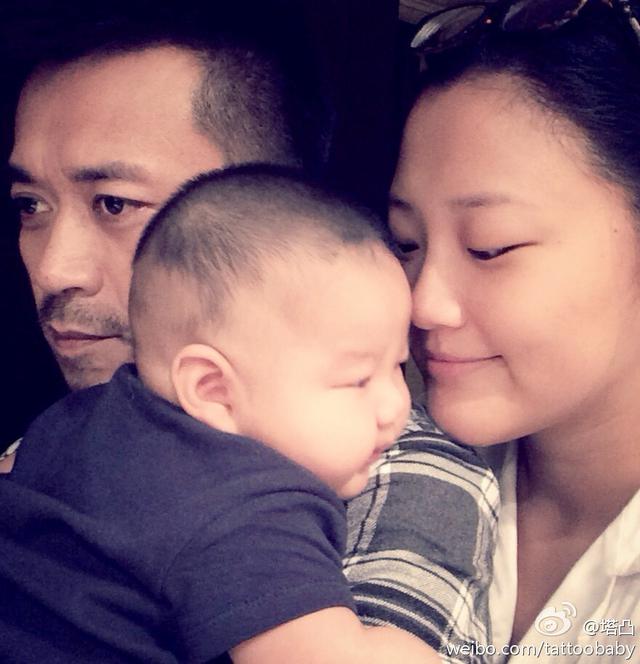 王学兵一家三口亲密照曝光 三婚娇妻童颜靓丽