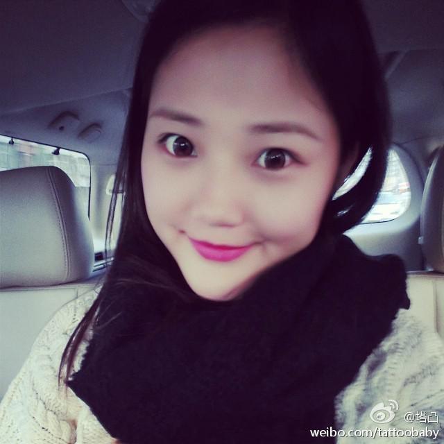 王学兵一家三口亲密照曝光 三婚娇妻童颜靓丽