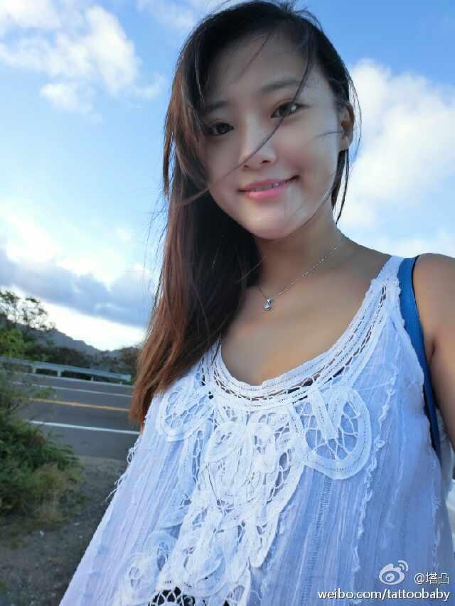 王学兵一家三口亲密照曝光 三婚娇妻童颜靓丽
