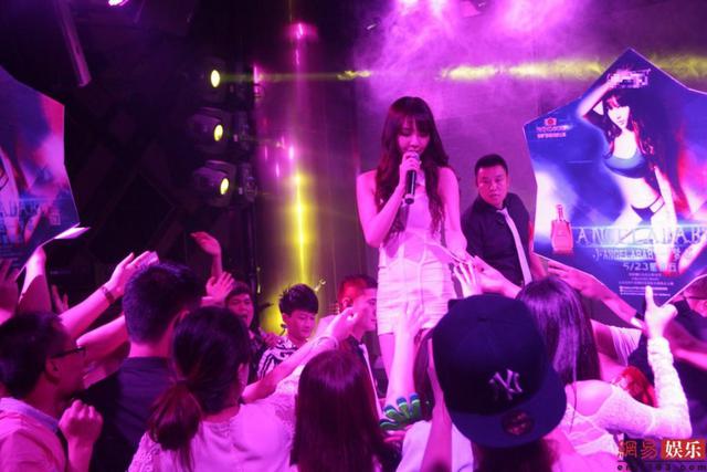 北舞校花夜店演出遭偷瞄