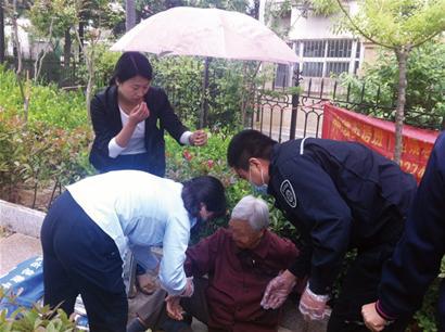 老太滑倒昏迷十余市民相助 女子为老人撑伞挡雨