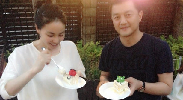 王菲李亚鹏为爱女李嫣庆生 亲密仍似一家人