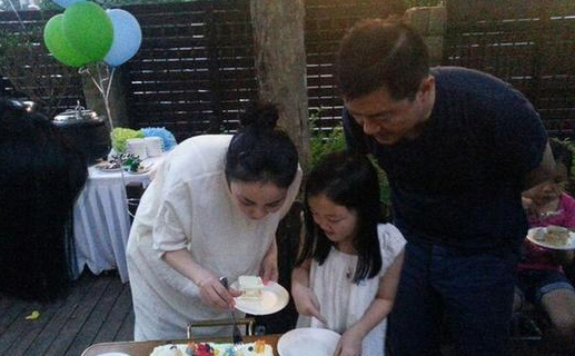 王菲李亚鹏为爱女李嫣庆生 亲密仍似一家人