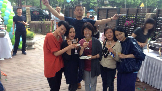 王菲李亚鹏为爱女李嫣庆生 亲密仍似一家人
