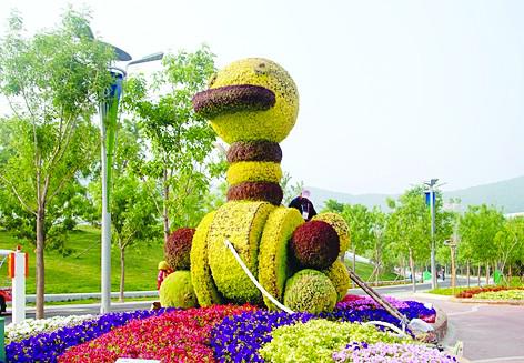 世园会绿雕为游客引导 造型精致萌翻市民