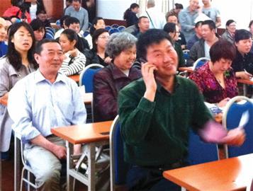 80名家长见证市实验电脑派位 市南生源占76%