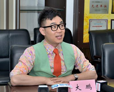 屌丝男士大鹏来青签售：不想出名就是不敬业