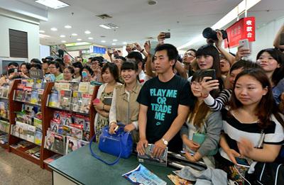 屌丝男士大鹏来青签售：不想出名就是不敬业