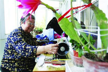 青岛许三多：80岁热心老太亲自上阵为楼院铺路