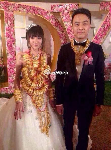 高清:豪华婚礼惊爆眼球 新娘身上挂70个金手镯 