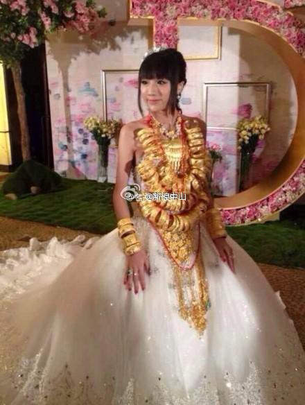 高清:豪华婚礼惊爆眼球 新娘身上挂70个金手镯 