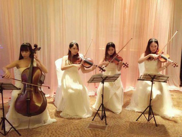 高清:豪华婚礼惊爆眼球 新娘身上挂70个金手镯 
