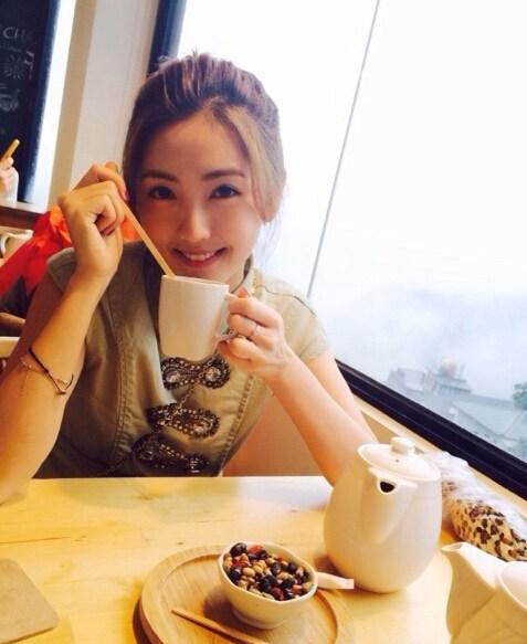 导演彭顺背李心洁偷食 当众与嫩模亲嘴搂抱