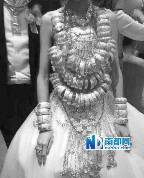 广东中山又现豪华婚礼 新娘身上挂70个金手镯(图)