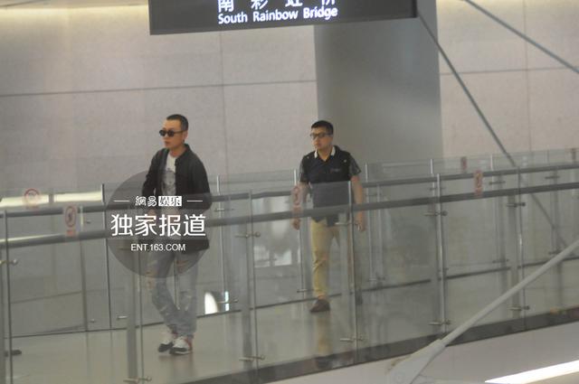 文章板寸发型回沪 快步出机场忙抽烟