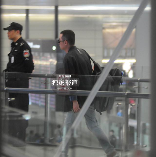 文章板寸发型回沪 快步出机场忙抽烟