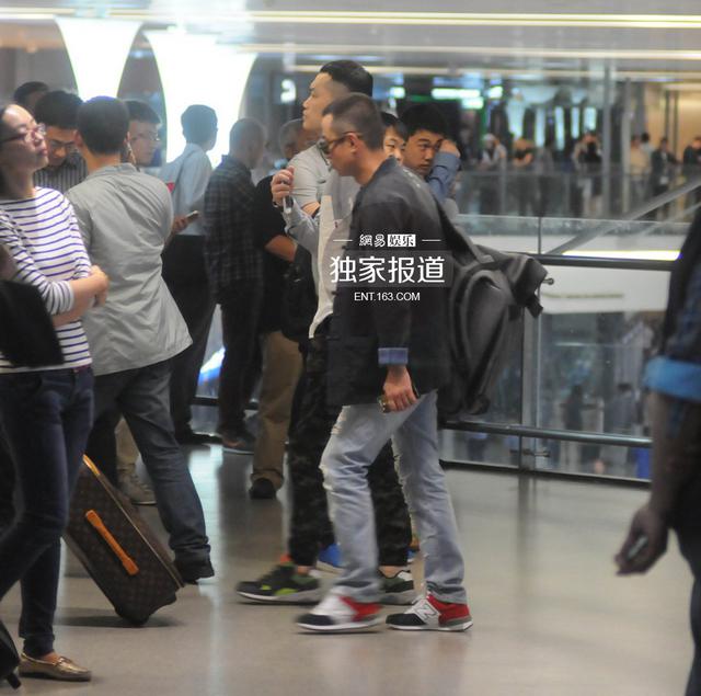 文章板寸发型回沪 快步出机场忙抽烟