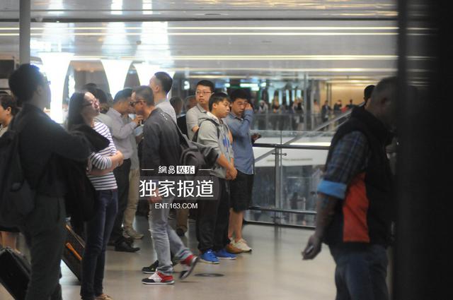 文章板寸发型回沪 快步出机场忙抽烟