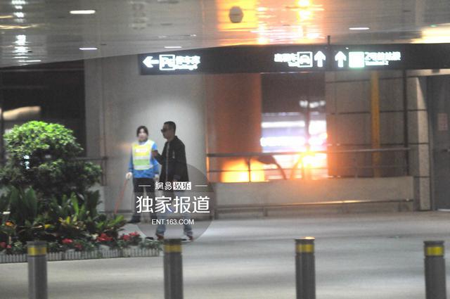 文章板寸发型回沪 快步出机场忙抽烟