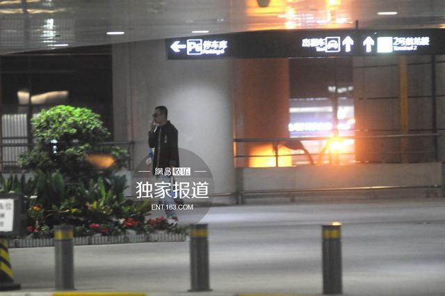 文章板寸发型回沪 快步出机场忙抽烟