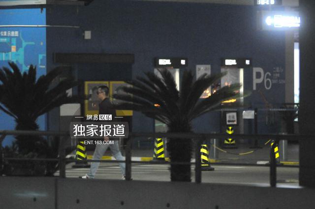 文章板寸发型回沪 快步出机场忙抽烟