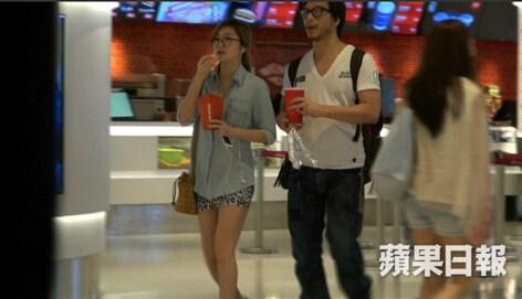 导演彭顺背李心洁偷食 当众与嫩模亲嘴搂抱