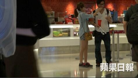 导演彭顺背李心洁偷食 当众与嫩模亲嘴搂抱