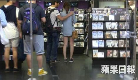 导演彭顺背李心洁偷食 当众与嫩模亲嘴搂抱