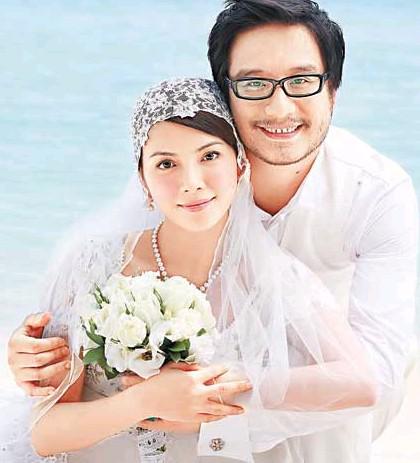 导演彭顺背李心洁偷食 当众与嫩模亲嘴搂抱