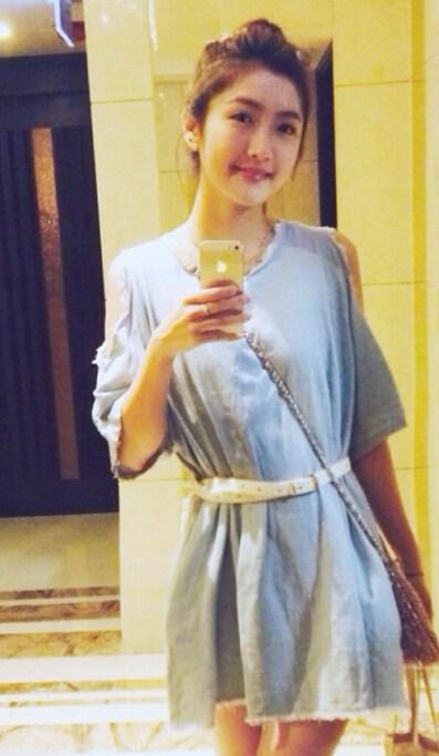 导演彭顺背李心洁偷食 当众与嫩模亲嘴搂抱