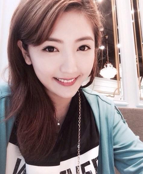 导演彭顺背李心洁偷食 当众与嫩模亲嘴搂抱