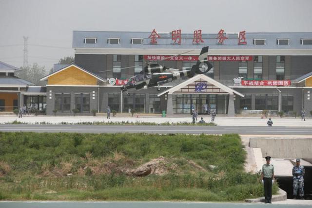 中国首次演练多型战机高速公路起降