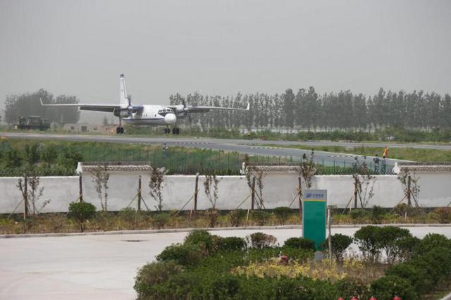 中国首次演练多型战机高速公路起降