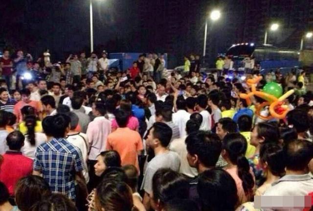 广东顺德数人烧砸治安消防车引发数百人围观