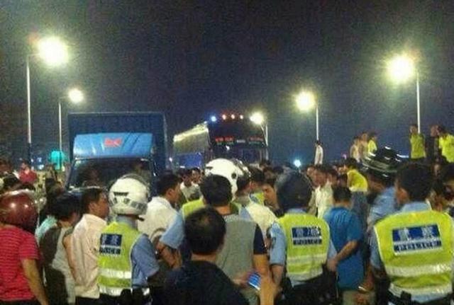 广东顺德数人烧砸治安消防车引发数百人围观