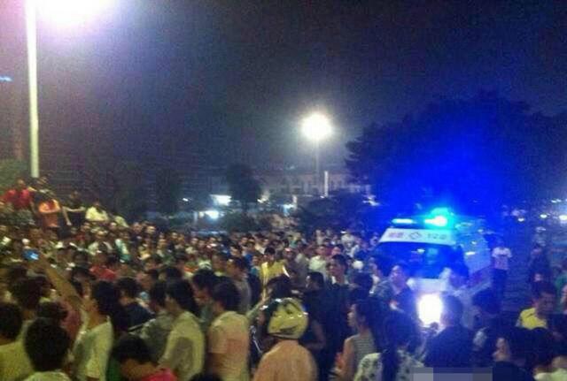 广东顺德数人烧砸治安消防车引发数百人围观