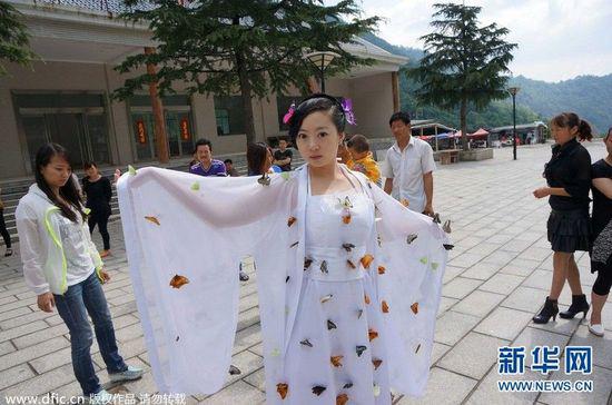 河南南阳蝴蝶节:上百活蝴蝶扎死在裙上扮仙子